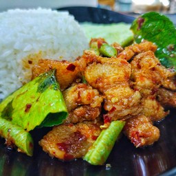 ผัดพริกแกงสามชั้นถั่วฝักยาวราดข้าว