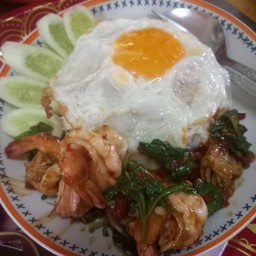 กะเพรากุ้ง+ไข่ดาว โปรเดือนนี้แถมน้ำ