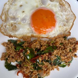 ข้าวกระเพราหมูสับ พริกแห้ง