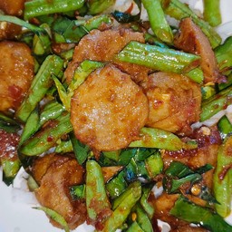 ข้าวผัดพริกแกงลูกชิ้นเอ็นเนื้อโกเด้ง(ถั่วฝักยาว)