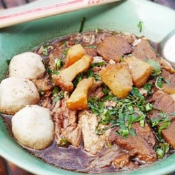 ก๋วยเตี๋ยวหมูตุ๋น+ลูกชิ้น