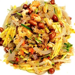 ยำหนังหมูโบราณมะพร้าวคั่ว + มะม่วง