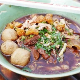 ก๋วยเตี๋ยวขาไก่+ไก่ฉีก