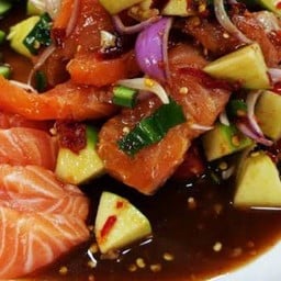 ยำแซลมอนใส่แอปเปิ้ลน้ำปลาร้า