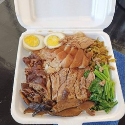 ข้าวขาหมูเนื้อหนังพิเศษกว่าไข่