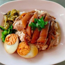 ข้าวหอมมะลิแท้ หมูนุ่มกำลังดี ตัวซอสไม่หวานมากอร่อยกลมกล่อมเข้ากับ เนื้อหมู ทานคู่กับน้ำจิ้มอร่อยมาก