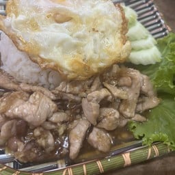 หมูกระเทียมราดข้าวไข่ดาว