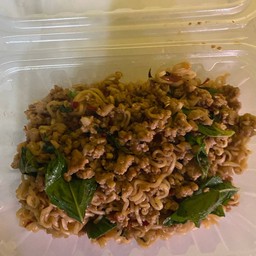 ผัดมาม่ากระเพราแห้งหมูสับ