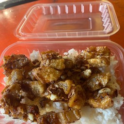 ข้าวหมูกรอบกระเทียม