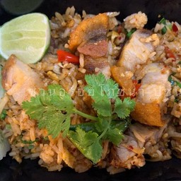 D ข้าวผัดต้มยำ หมูกรอบ