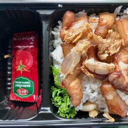 ข้าวหมูสามชั้นทอดน้ำปลา