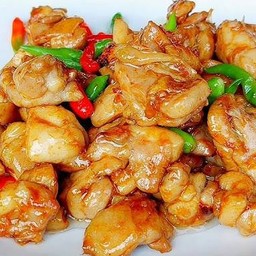 ไก่ผัดกระเทียมพริกขี้หนู กับข้าว