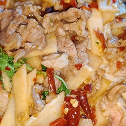 ข้าวกะเพราเนื้อชิ้นหน่อไม้ดอง