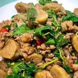 ข้าวราดผัดกะเพราหมูยอหมูสับ