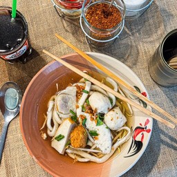 ก๋วยเตี๋ยวลูกชิ้นปลาน้ำใส