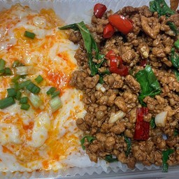 ข้าวกระเพราคั่วพริกแห้ง + ไข่ลาวา