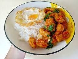 ผัดกระเพราไก่กรอบ