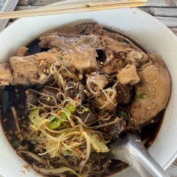 ก๋วยเตี๋ยวไก่บุฟเฟ่ต์ ริมทุ่ง (ครัวบ้านนอกคอกนา)