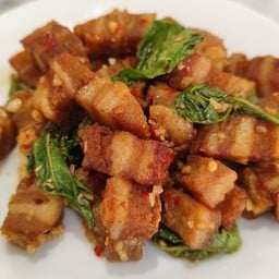 หมูกรอบ plants based ผัดกะเพรา