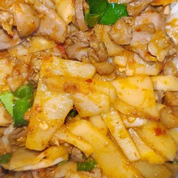 ข้าวผัดพริกแกงเครื่องในไก่หน่อไม้ดอง