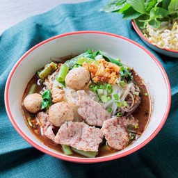 ก๋วยเตี๋ยวเรือลูกชิ้น + หมูสด
