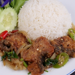 ผัดพริกไทยดำราดข้าว