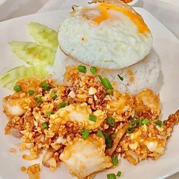 ข้าวทอดกระเทียมหมึก