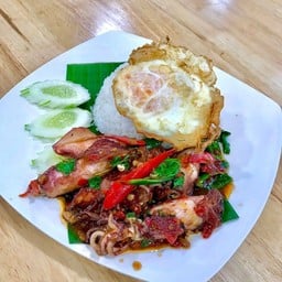 ข้าวกระเพราหมึกกระตอยไข่