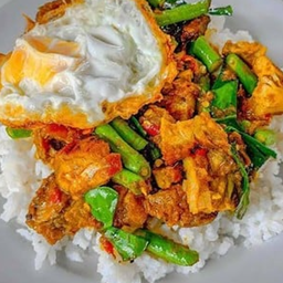 ผัดพริกแกงราดข้าว
