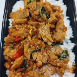 ข้าวหมูย่างผัดกระเพรา