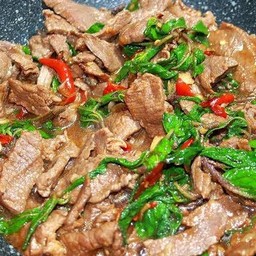 กระเพราเนื้อราดข้าว