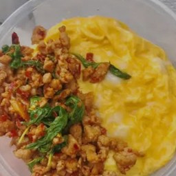 กระเพราหมูสับไข่ข้นราดข้าว