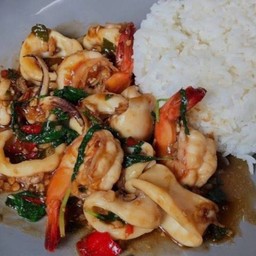 ข้าวกระเพราหมึก,กุ้ง