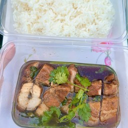 ข้าว หมูสามชั้นตุ๋นน้ำปลา(พร้อมน้ำจิ้มซีฟู๊ด)