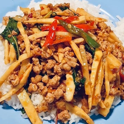 ผัดพริกแกงหน่อไม้ดองราดข้าว