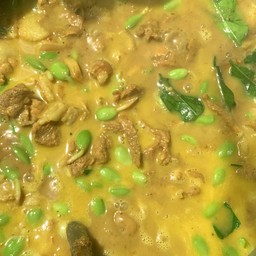 แกงคั่ว หมูกะทิ หน่อเหรียงข่าอ่อน หรือ ถั่วพลู หรือ มะเขือพวง หรือ มะระ