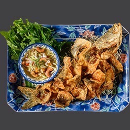 Fried seabass with fish sauce / ปลากะพงทอดราดน้ำปลา