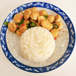 ข้าวกะเพราลูกชิ้นหมู