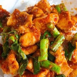 ผัดเครื่องแกงไก่ราดข้าวๆ