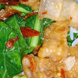 ข้าวผัดคะน้าหมูสามชั้นทอด