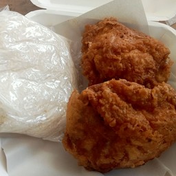 สะโพกทอด 2 ชิ้น+ ข้าวเหนียว 1