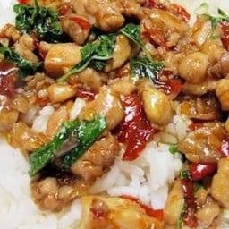 ไก่ผัดกระเพราราดข้าว