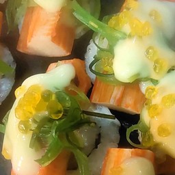 ซูชิปูอัดสาหร่ายเขียวไข่ปลา