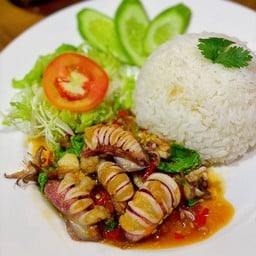 ข้าวกะเพราหมึกไข่