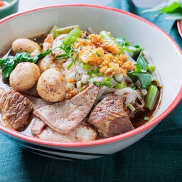 ก๋วยเตี๋ยวเรือลูกชิ้น + หมูสด + หมูตุ๋น + ตับ