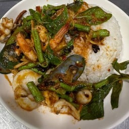 ข้าวผัดพริกแกงทะเล