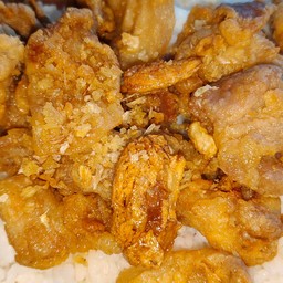 ข้าวหมูสามชั้นทอดกะเทียม