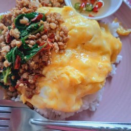 ข้าวกระเพรา หมูสับ ไข่ข้น