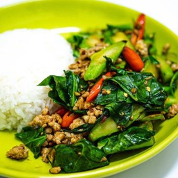 ข้าวราดผัดผักคะน้าหมูสับ