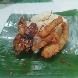 ข้าวหน้าไก่ทอดก.ท.+ปลาหมึกสามรส